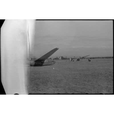 Sur le terrain d'aviation de Valence, des planeurs DFS-230 du IIIe groupe du Luftlandegeschwader 1 (III./LLG 1) sont préparés pour un exercice.