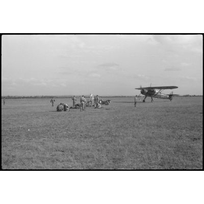 Sur le terrain d'aviation de Valence, un Henschel Hs-126 du IIIe groupe du Luftlandegeschwader 1 (III./LLG 1) peu avant un exercice.