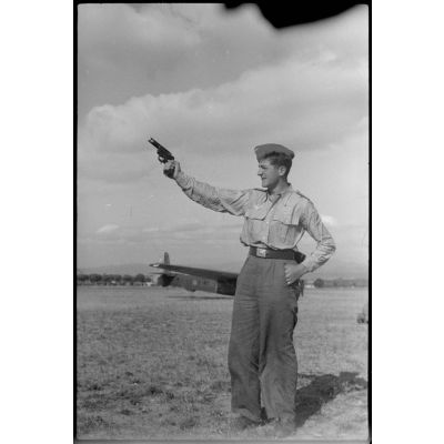 Sur le terrain d'aviation de Valence, un sous-officier du IIIe groupe du Luftlandegeschwader 1 (III./LLG 1) annonce le début de l'exercice.