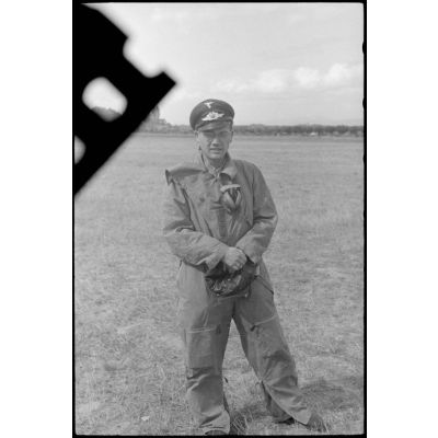 Sur le terrain d'aviation de Valence, le photographe Wolfgang Stocker de la section de propagande aéroportée lors d'un exercice du IIIe groupe du Luftlandegeschwader 1 (III./LLG 1).