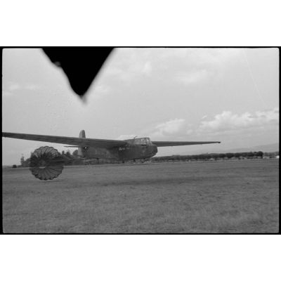 Sur le terrain d'aviation de Valence, lors d'un exercice, un planeur DFS-230 du IIIe groupe du Luftlandegeschwader 1 (III./LLG 1) se rapproche du sol.