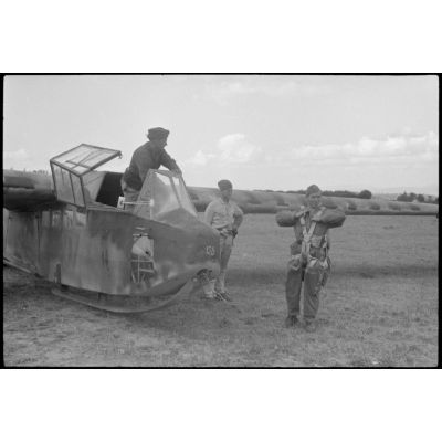 Sur le terrain d'aviation de Valence occupé par le IIIe groupe du Luftlandegeschwader 1, peu avant un vol d'entraînement de jeunes pilotes de planeurs.