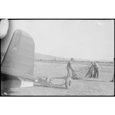 Sur le terrain d'aviation de Valence occupé par le Luftlandegeschwader 1, à l'issue d'un vol d'entraînement, pliage du parachute qui a freiné la descente du planeur DFS-230.
