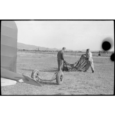Sur le terrain d'aviation de Valence occupé par le Luftlandegeschwader 1, à l'issue d'un vol d'entraînement, pliage du parachute qui a freiné la descente du planeur DFS-230.