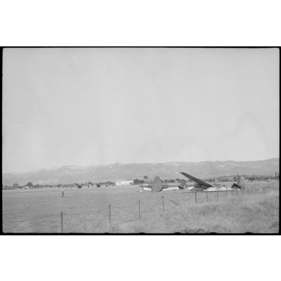Des planeurs DFS-230 du Luftlandegeschwader 1 sur le terrain d'aviation de Valence-Chabeuil.