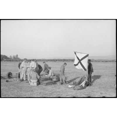 Sur le terrain d'aviation de Valence, le personnel au sol du Luftlandegeschwader 1 patiente avant le retour des avions.
