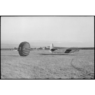 Sur terrain de Valence occupé par le Luftlandegeschwader 1, l'atterrissage d'un planeur DFS-230.