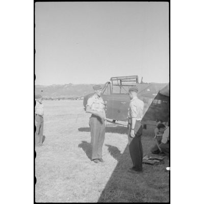 Sur le terrain d'aviation de Valence (Drôme), lors d'un briefing du 1er groupe aéroporté allemand (Luftlandegeschwader 1, III./LLG 1).