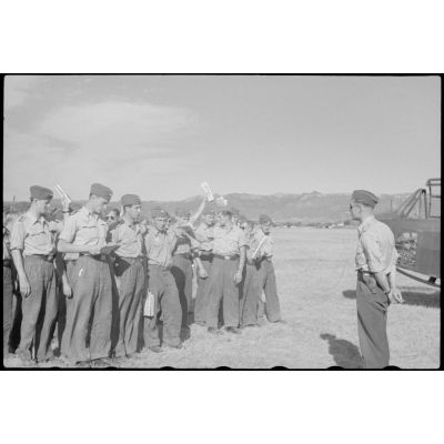 Sur le terrain d'aviation de Valence (Drôme), lors d'un briefing du 1er groupe aéroporté allemand (Luftlandegeschwader 1, III./LLG 1).