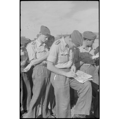 Sur le terrain d'aviation de Valence (Drôme), lors d'un briefing des sous-officiers du 1er groupe aéroporté allemand (Luftlandegeschwader 1, III./LLG 1).
