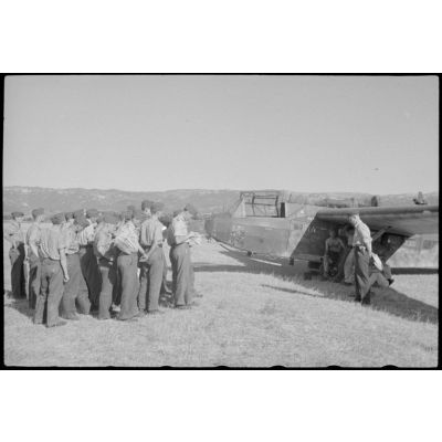 Sur le terrain d'aviation de Valence (Drôme), aviateurs du 1er groupe aéroporté allemand (Luftlandegeschwader 1, III./LLG 1) lors d'un briefing.
