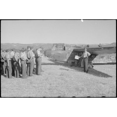 Sur le terrain d'aviation de Valence (Drôme), des sous-officiers du 1er groupe aéroporté allemand (Luftlandegeschwader 1) peu avant briefing.