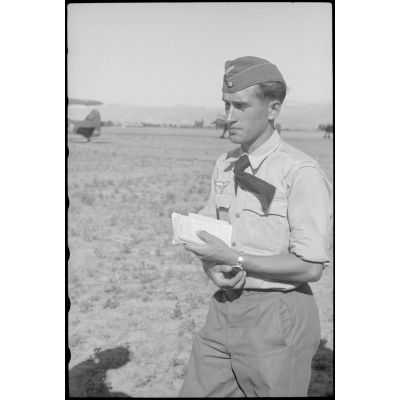 Sur le terrain d'aviation de Valence dans la Drôme, lors d'un exercice aéroporté, un officier du Luftlandegeschwader 1.
