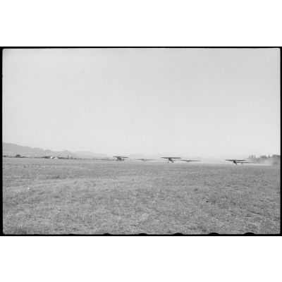 Sur le terrain d'aviation de Valence dans la Drôme, lors d'un exercice aéroporté, le décollage de planeurs DFS-230 tractés par des Henschel Hs-126.