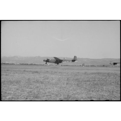 Sur le terrain d'aviation de Valence dans la Drôme, lors d'un exercice aéroporté, le décollage de planeurs DFS-230 tractés par des Henschel Hs-126.