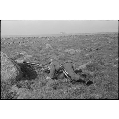 Sur le terrain de Banak en Norvège, un mitrailleur doté d'une arme d'origine britannique, lors de manoeuvres du 8./LLG 1 (Luftlandegeschwader 1).