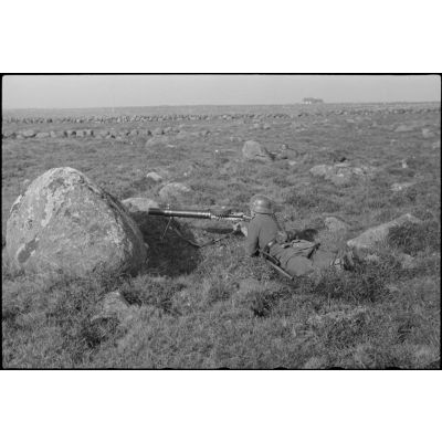 Sur le terrain de Banak en Norvège, un mitrailleur doté d'une arme d'origine britannique, lors de manoeuvres du 8./LLG 1 (Luftlandegeschwader 1).