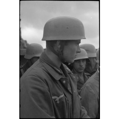 En Norvège, peu avant une démonstration sur l'aérodrome de Banak, un parachutiste allemand lors d'un briefing.