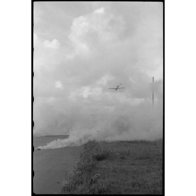 Sur le terrain d'aviation de Stavanger-Sola (Norvège), des fumigènes couvrent la piste, lors de manoeuvres communes entre l'armée de terre et le 8./Luftlandegeschwader 1.
