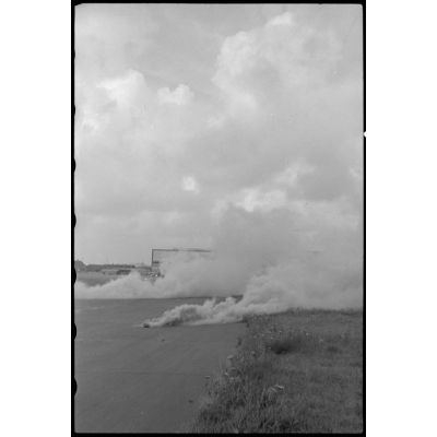 Sur le terrain d'aviation de Stavanger-Sola (Norvège), des fumigènes couvrent la piste, lors de manoeuvres communes entre l'armée de terre et le 8./Luftlandegeschwader 1.