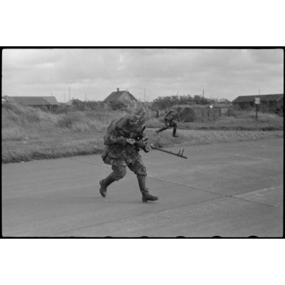 L'assaut de la piste du terrain d'aviation de Stavanger-Sola (Norvège), lors de manoeuvres communes entre l'armée de terre et le 8./Luftlandegeschwader 1.