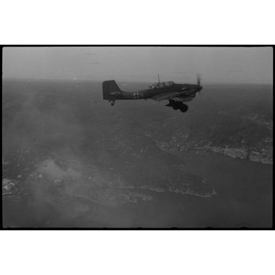Un Junkers Ju-87 servant de remorqueur de planeurs au sein du Luftlandegechwader 1 (8./LLG 1) rejoint l'aérodrome de Banak (Norvège).