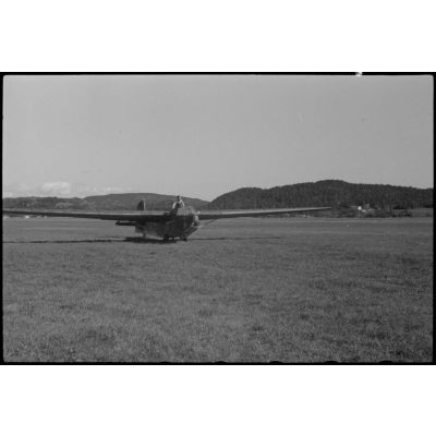 Atterrissage sur le terrain d'aviation de Banak (Norvège) d'un planeur DFS-230 du 8./Luftlandegechwader 1 (8./LLG 1).