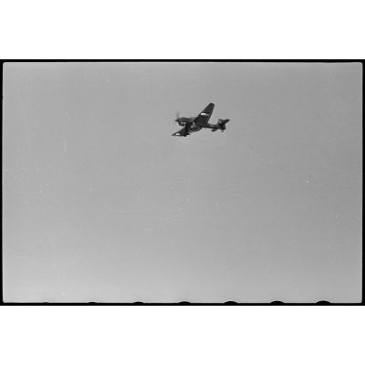 Après leur mission de remorquage de planeurs, des Junkers Ju-87 du 8./Luftlandegechwader 1 (8./LLG 1) atterrissent sur le terrain d'aviation de Banak (Norvège).