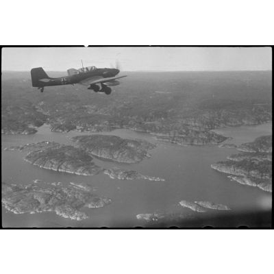 En Norvège, lors de manoeuvres, un Junkers Ju-87 Stuka utilisé comme remorqueur de planeur au sein du 8./Luftlandegeschwader 1.