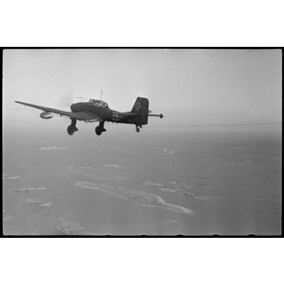 En Norvège, lors de manoeuvres, un Junkers Ju-87 Stuka utilisé comme remorqueur de planeur au sein du 8./Luftlandegeschwader 1.