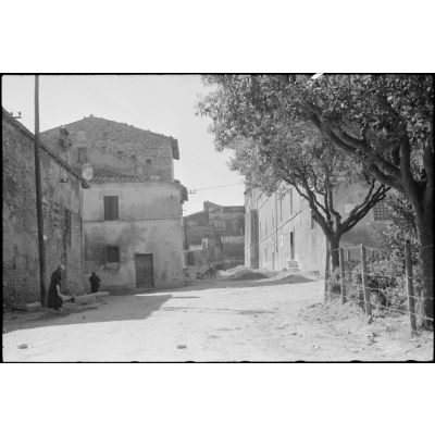 Aperçu de la ville de Monterotondo après les affrontements entre les soldats italiens et les parachutistes allemands.