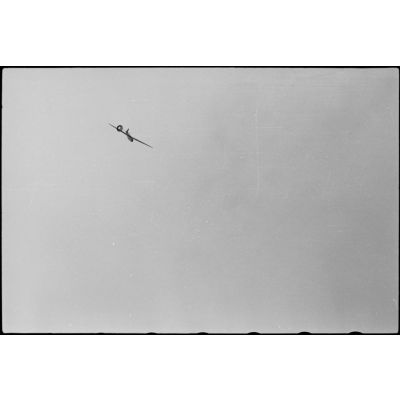 Lors d'une démonstration aéroportée sur le terrain d'aviation de Banak (Norvège), un planeur DFS-230 du Luftlandegeschwader 1 (8./LLG 1) amorce sa descente, il est freiné par un parachute.