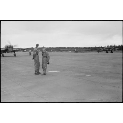 Sur l'aérodrome de Banak (secteur de Trondheim), deux pilotes de Junkers Ju-87 Stuka lors de manœuvres du 8./LLG 1 (Lulftlandegeschwader 1).