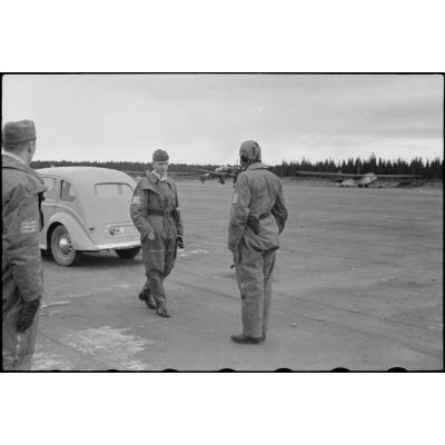 Lors de manœuvres sur le terrain d'aviation de Banak en Norvège, un capitaine du 8./LLG 1 (Lulftlandegeschwader 1) passe en revue des pilotes de Junkers Ju-87.