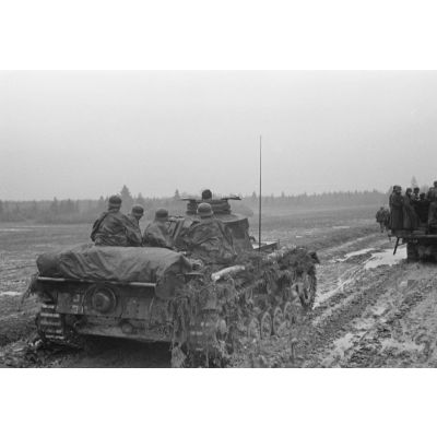 La progression de fantassins allemands soutenus par des blindés Panzer-III et un semi-chenillé Sd.kfz.6/2.