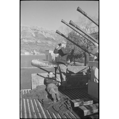 En Crète, des artilleurs de la marine allemande servants d'un canon quadruple de DCA de 2 cm Flakvierling 38.