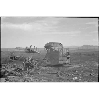 En Crète, sur le terrain d'aviation de Maleme, les débris d'avions britanniques et allemands.