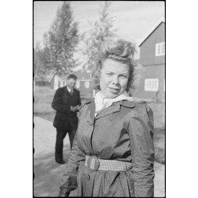 Portrait d'une Norvégienne sur une base aérienne occupée par le du 8./LLG 1 (Lulftlandegeschwader 1).