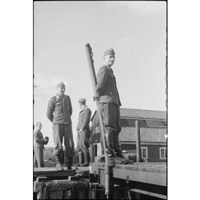 Sur le terrain de Gardermoen, un capitaine du du 8./LLG 1 (Lulftlandegeschwader 1) et un reporter de la section de propagande aéroportée assistent au chargement de planeurs DFS-230 sur des wagons de chemin de fer.