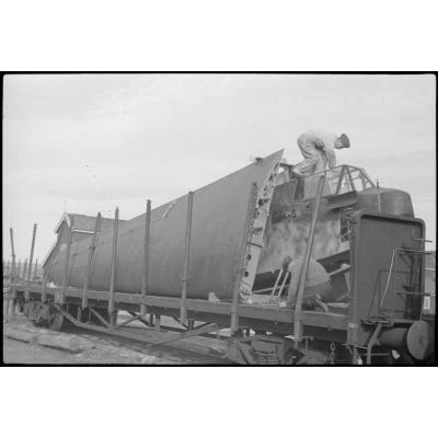 Sur le terrain d'aviation de Gardermoen, le personnel du 8./LLG 1 (Lulftlandegeschwader 1) fixe les planeurs DFS-230 sur des wagons de chemin de fer.