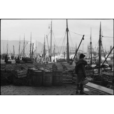 Dans un port de Norvège, le reporter Stöcker immortalise les quais où les bateaux de pêche sont nombreux.