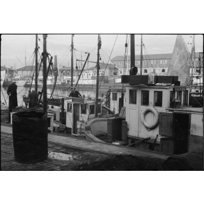 Dans un port de Norvège, le reporter Stöcker immortalise les quais où les bateaux de pêche sont nombreux.