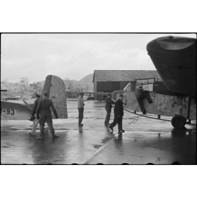 Sur le terrain d'aviation de Trondheim-Vaernes (Norvège) occupé par le 8./LLG 1 (Lulftlandegeschwader 1), des planeurs DFS-230 quittent un hangar.