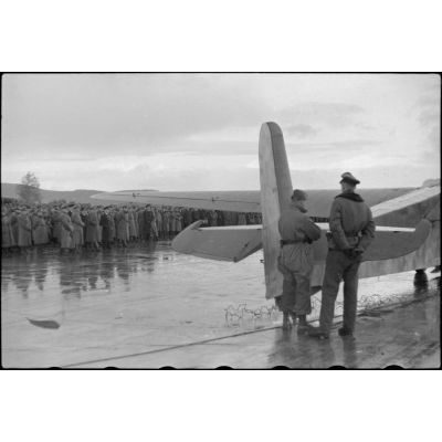 Sur le terrain d'aviation de Trondheim-Vaernes (Norvège), des autorités militaires de la Wehrmacht assistent à la présentation d'une manoeuvre aéroportée du 8./LLG 1 (Lulftlandegeschwader 1).