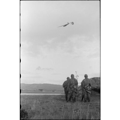 Freiné par un parachute, un planeur DFS-230 du 8./LLG 1 (Lulftlandegeschwader 1) effectue son approche du terrain d'aviation de Trondheim-Vaernes.