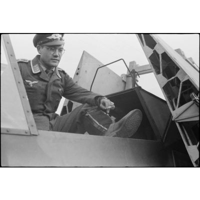Le reporter Wolfgang Stocker à bord d'un planeur DFS-230 du 8./Luftlande-geschwader 1 (8./LLG1) chargé sur un wagon.