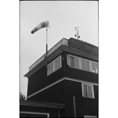En Norvège, la tour de contrôle d'un nouveau terrain d'aviation accueillant les avions et le personnel du 8./Luftlandegeschwader 1 (8./LLG1).