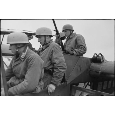 Sur un aérodrome norvégien, trois parachutistes allemands (Fallschirmjäger) montent à bord d'un planeur DFS-230 peu avant un exercice aéroporté du Luftlandegeschwader 1 (8./LGG1).