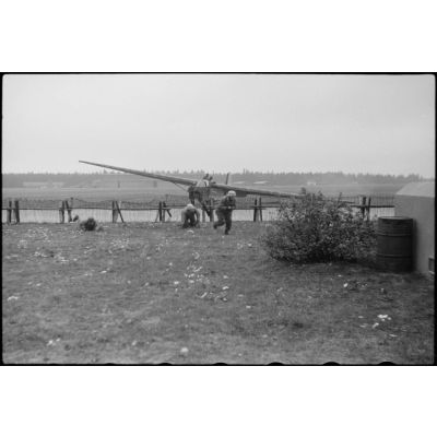 Sur un aérodrome norvégien, des parachutistes allemands (Fallschirmjäger) quittent un planeur DFS-230 lors d'un exercice aéroporté du Luftlandegeschwader 1 (8./LGG1).