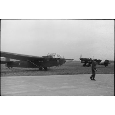 Un Junkers Ju-87  utilisé comme tracteur de planeur DFS-230 sur un terrain d'aviation norvégien occupé par le Luftlandegeschwader 1 (8.LLG1).